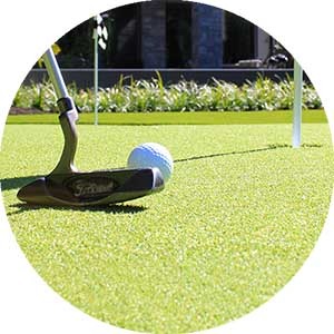 golf putting on artificial putting turf