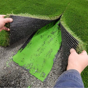 Layering a artificial grass seam