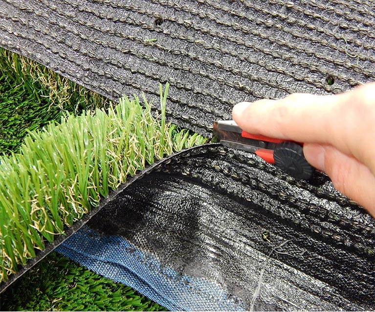 Cutting the seam while installing artificial grass