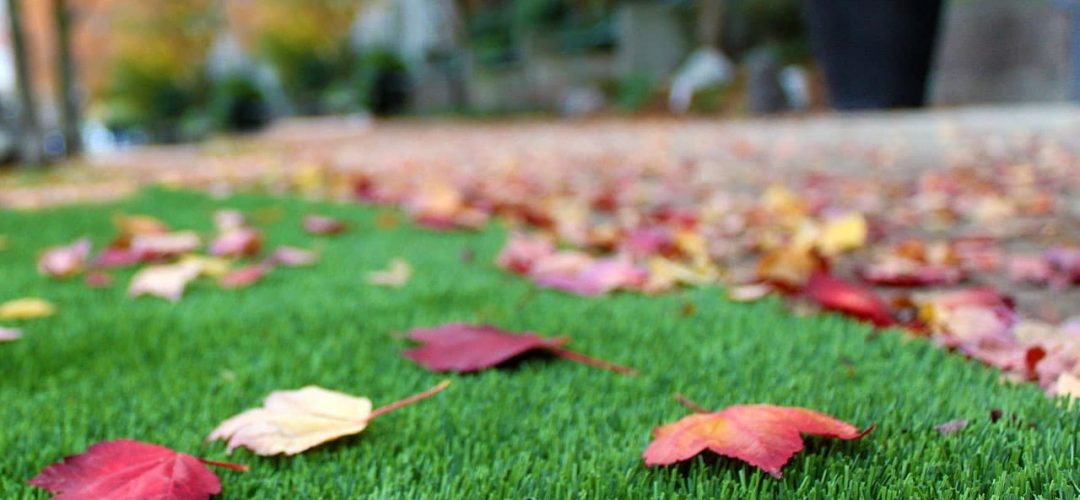 Artificial grass with leaves
