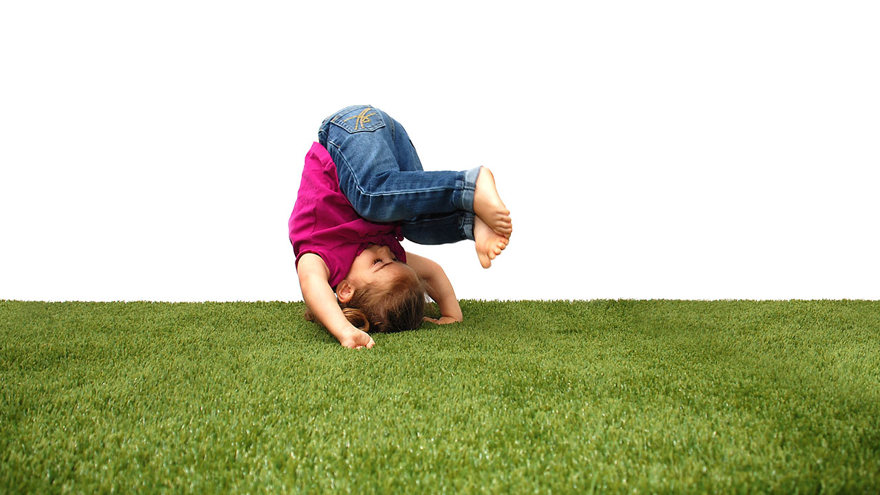 playground-grass-artificial-turf-for-kids-and-pets-bella-turf-grass-_0003_mabel-sommersault