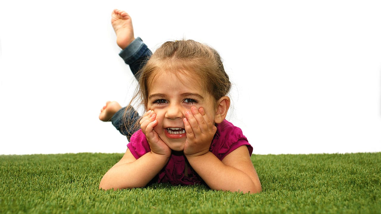 playground-grass-artificial-turf-for-kids-and-pets-bella-turf-grass-_0006_mabel-cheese