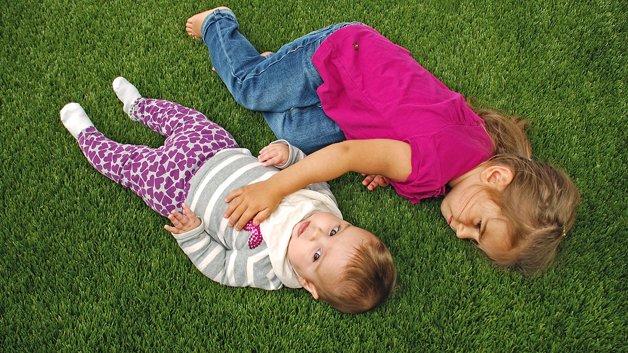 playground-grass-artificial-turf-for-kids-and-pets-bella-turf-grass-_0013_girls