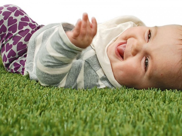 playground-grass-artificial-turf-for-kids-and-pets-bella-turf-grass-_0016_baby-ruby